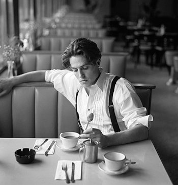 Английский актер Хью Грант (Hugh Grant) пьет кофе