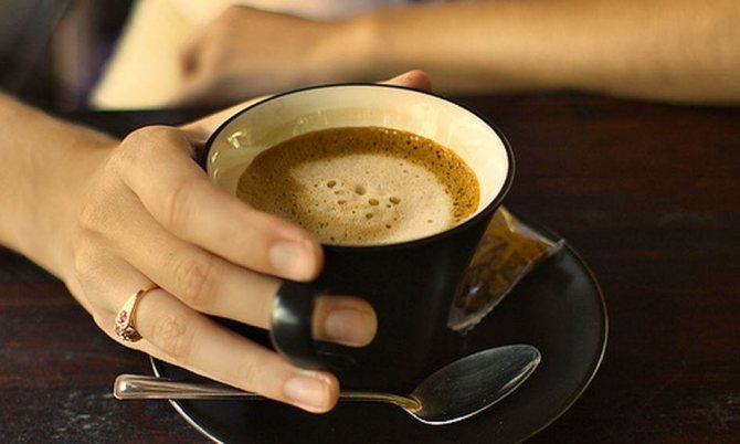 Чашка кофе в руке
