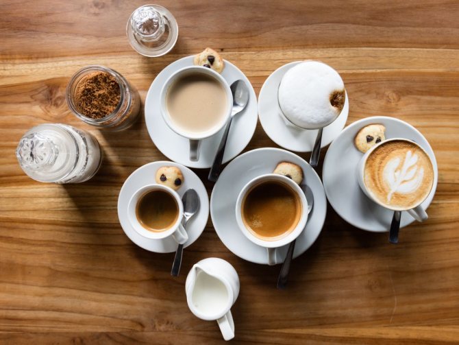 Чашки кофе на столе