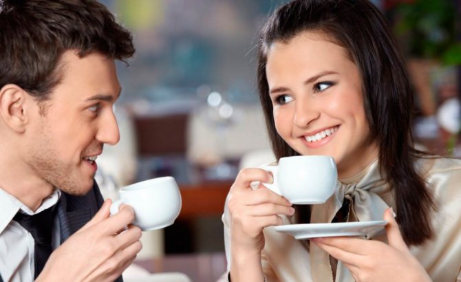 Девушка и парень за чашкой кофе