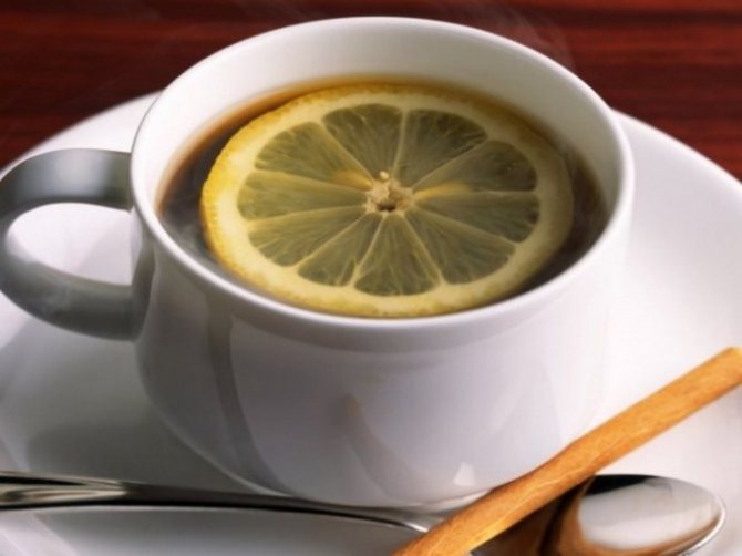 Добавление лимона в кофе