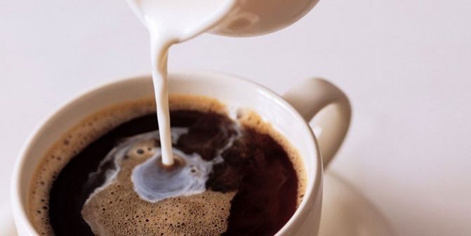 добавление в кофе молока