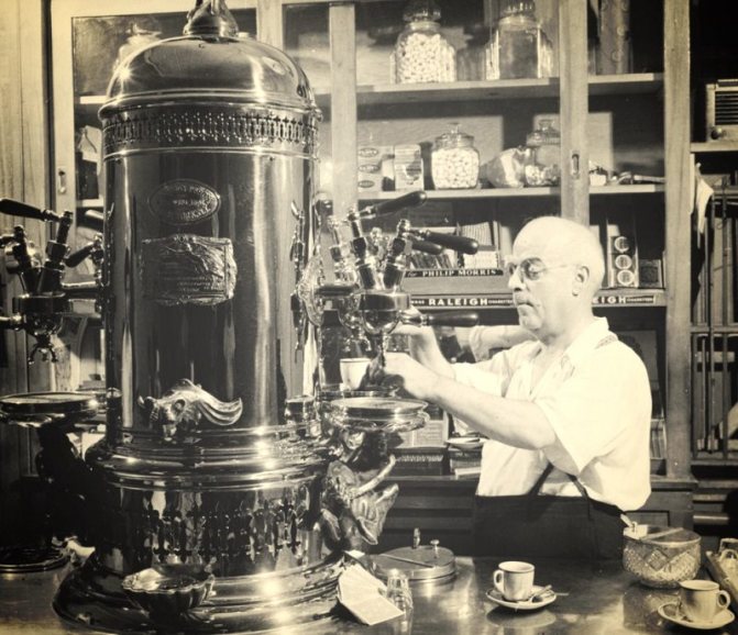 фото первой в мире кофемашины Луиджи Беццера