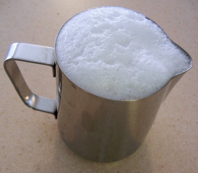 фото питчера со взбитым молоком