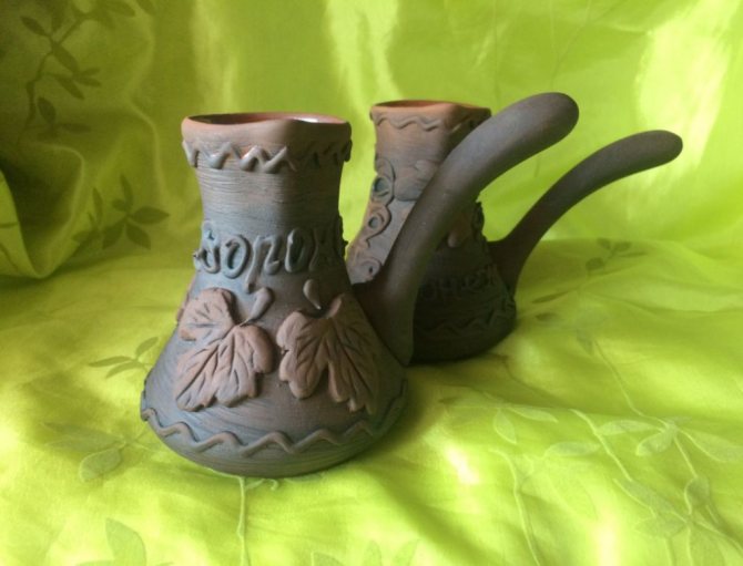 Глиняный сосуд используют для заваривания чая и приготовления кофе