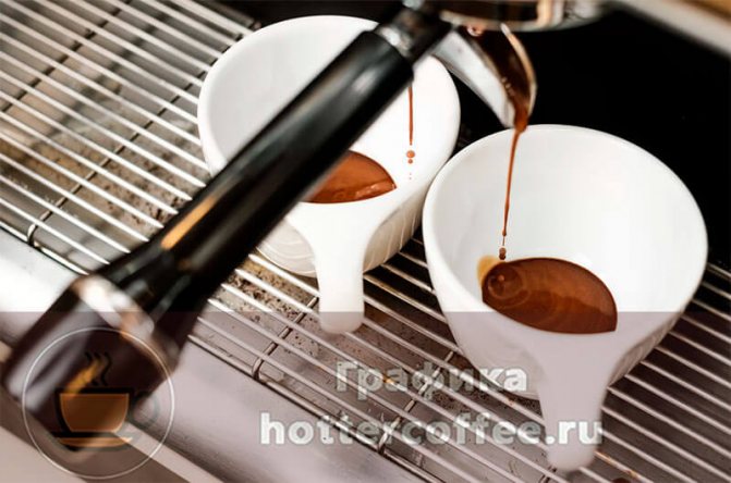 Кофе ристретто готовится в кофемашине