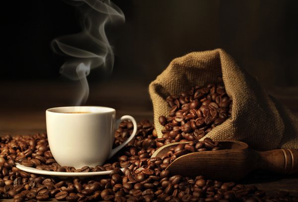 кофейные зерна и стакан кофе