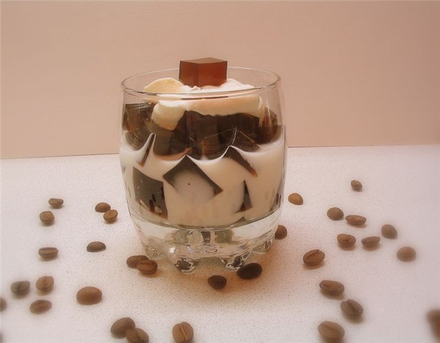 Кубики кофейного желе с кардамоном в сливках - рецепт