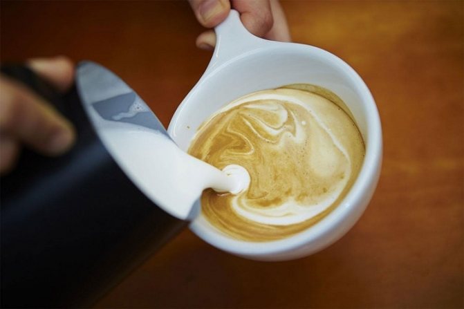 Приготовление кофе с молоком