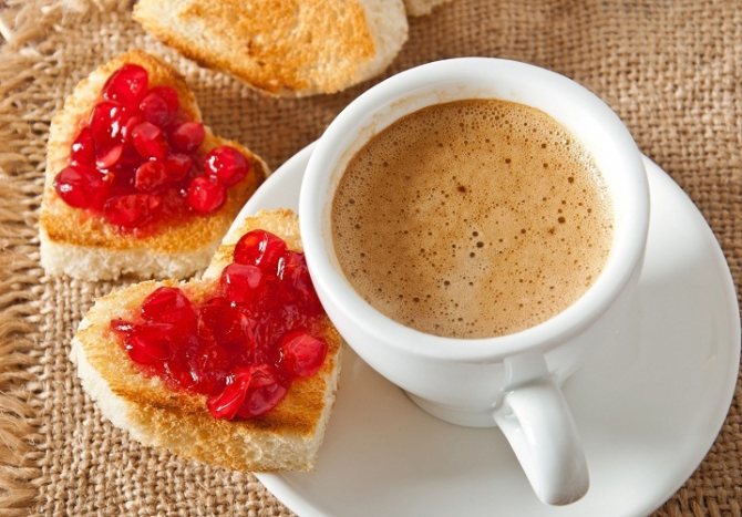 Приучите себя пить кофе только с завтраком, чтобы устранить негативную нагрузка на желудок