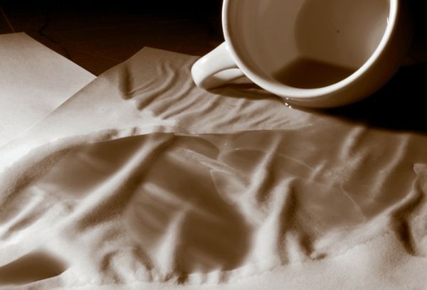 Пролилось кофе на постельное белье из атласа