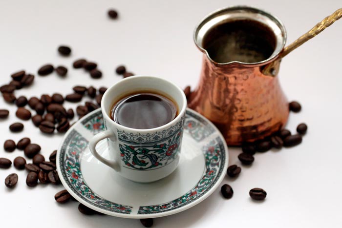 турка и чашка с кофе