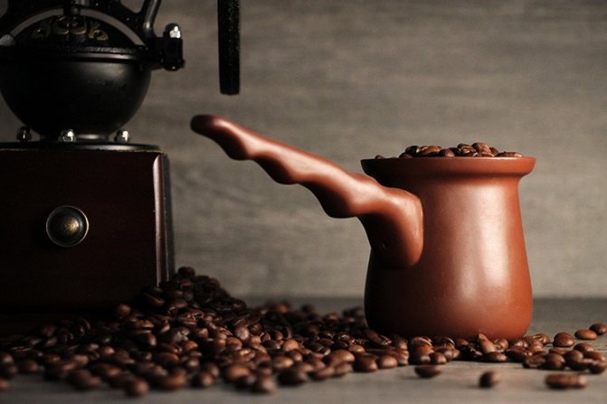 У ценителей кофе лучшим материалом для турки считается керамика или глина, поскольку она обладает уникальными качествами сохранять аромат