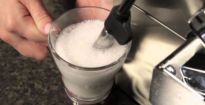 Взбитие молока с помощью панарелло