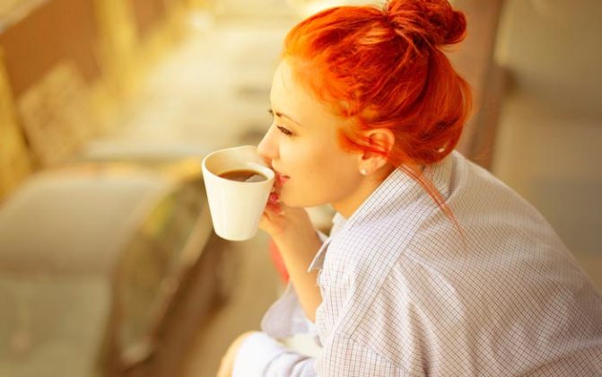 женщина пьет кофе